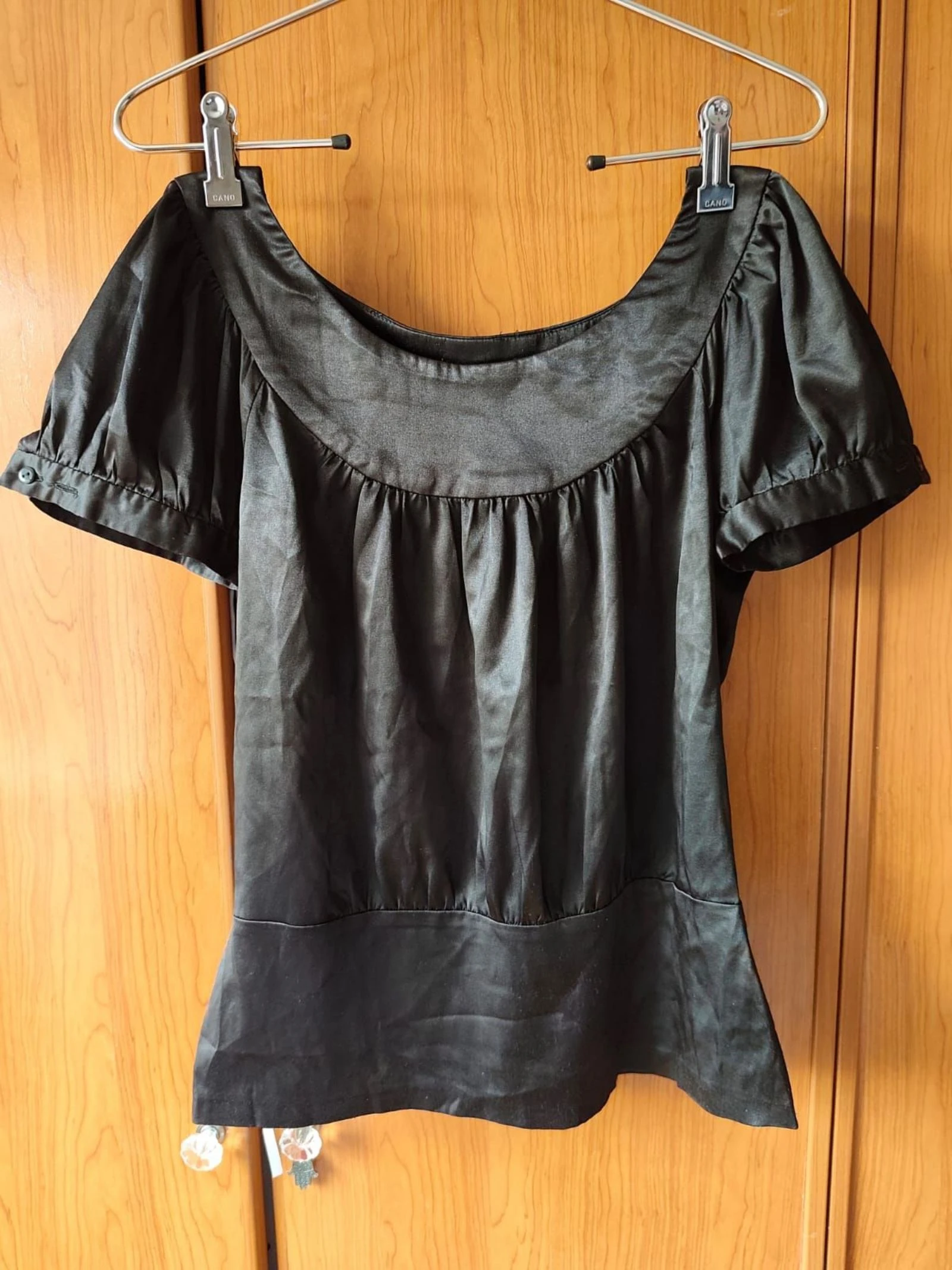 Blusa Zara Basic negra satén, escote barco - Talla S